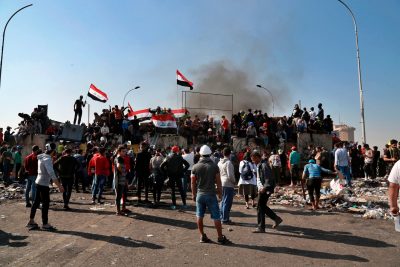 متظاهرو العراق يسيطرون على بعض المناطق بوسط العاصمة
