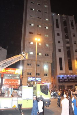 مدني مكة يخلي 180 شخص إثر نشوب حريق بفندق