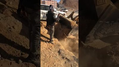 بالفيديو.. حفريات المياه بشوارع حي”مروج ضباء” تتربص بالمارة