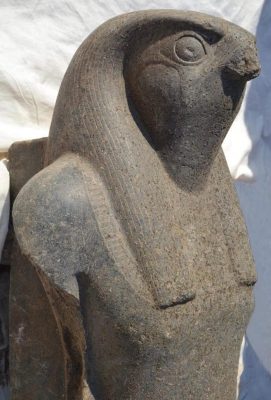 اكتشاف تمثال ضخم لحورس بالبر الغربي في الأقصر