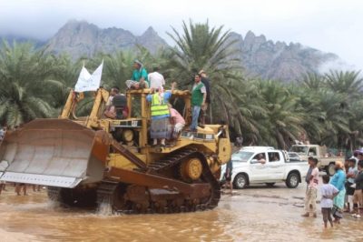 البرنامج السعودي لتنمية وإعمار اليمن يمهد الطرق المتضررة في سقطرى