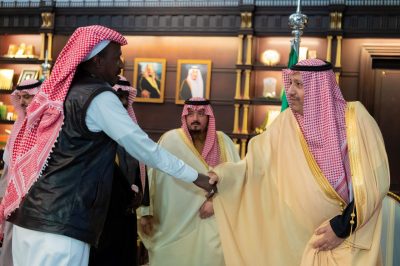 أمير منطقة الباحة يستقبل أحد أبطال الحد الجنوبي وكيل رقيب حامد الغامدي