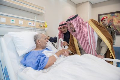 أمير منطقة القصيم يزور محافظ رياض الخبراء السابق للاطمئنان على صحته