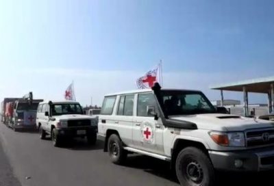 مليشيا الحوثي الإرهابية تنهب قافلة إمداد تابعة للصليب الأحمر