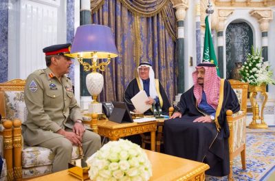 الملك سلمان بن عبد العزيز يستقبل رئيس هيئة الأركان المشتركة الباكستانية