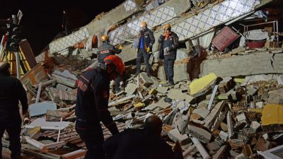 “٢٠” حالة وفاة و”٣٠” مفقود ومئات الإصابات إثر زلزال قوي بتركيا
