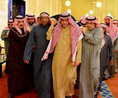 الأمير فيصل بن بندر  يؤدي صلاة الميت على والدة وكيل إمارة الرياض