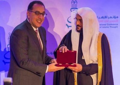 السيسي يمنح آل الشيخ وسام العلوم والفنون من الطبقة الأولى