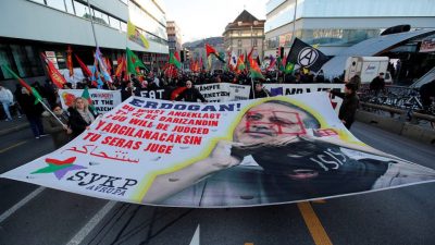 محتجون يرفعون لافتات ضد أردوغان في برلين