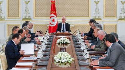 الرئيس التونسي يضع خطّة طوارئ عاجلة لمواجهة احتمالات تدفق لاجئين من ليبيا
