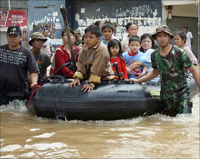 السلطات الإندونيسية : أمطار عشية رأس السنة الميلادية الجديدة هي الأسوأ منذ عقدين