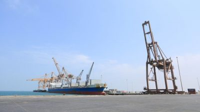 مسؤول يمني: أسلحة إيرانية وصلت للحوثي عبر ميناء الحديدة