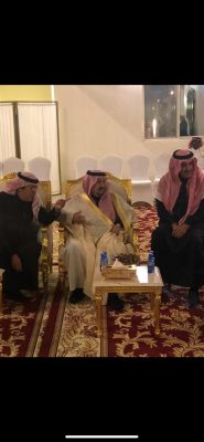 أمير منطقة الرياض يقدم العزاء في وفاة سعد النصار