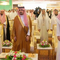 أمير منطقة الرياض يقدم العزاء في وفاة سعد النصار