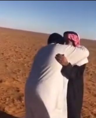 السوداني برهان يعانق كفيله بمشهد مؤثر بعد فراق دام ٣٢ عاماً