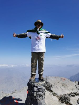 أعضاء مشاة الجنوب يصعدون أعلى قمة في الخليج قمة “جبل شمس” بسلطنة عمان