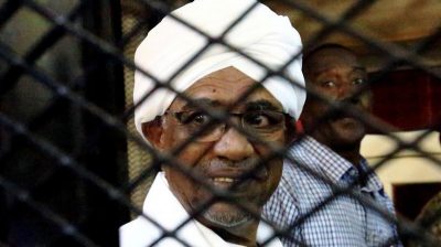 الحكومة السودانية توافق على تسليم “البشير” للمحكمة الجنائية الدولية