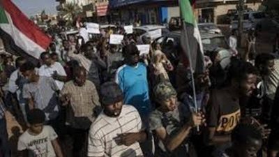 السودانيون يتظاهرون احتجاجاً على نقص الخبز والوقود