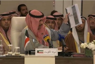 فيديو.. رئيس البرلمان الكويتي يلقي بـ”صفقة القرن” في سلة القمامة