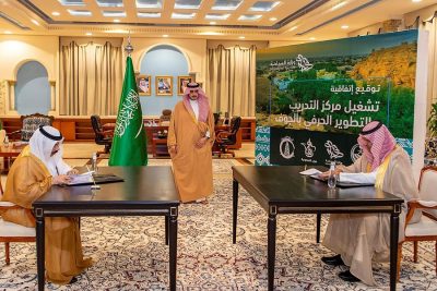 “أمير الجوف” يشهد توقيع اتفاقية بين الأمانة والسياحة