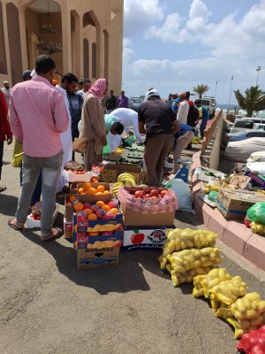 بالصور والفيديو “عمالة سائبة” تُدير تجارة ممنوعة في ساحة جامع الأمير فهد بن سلطان بضباء