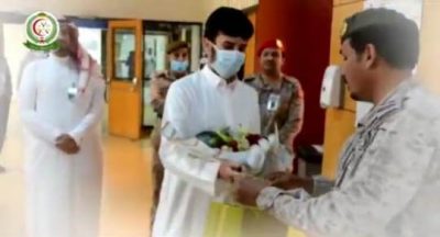 مستشفى القوات المسلحة بالشمالية يحتفل بخروج أول مصاب بـ”كورونا” في حفرالباطن
