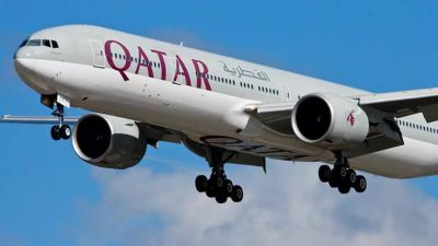 “الخطوط الجوية القطرية” تخفض رواتب موظفيها للنصف لمدة “٣” شهور