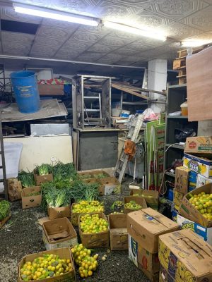 مصادرة “11”ألف كجم من الخضروات والفواكه داخل سكن للعمالة بنطاق خزام