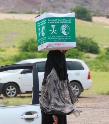 “مركز الملك سلمان” يوزع مواد غذائية للنازحين والمتضررين من الأمطار في عدن