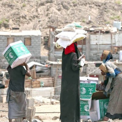 “مركز الملك سلمان” يوزع مساعدات غذائية لمتضرري السيول في عدن