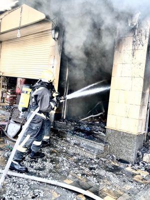 “مدني بريدة” يباشر حادث حريق بمجموعة من محلات المفروشات