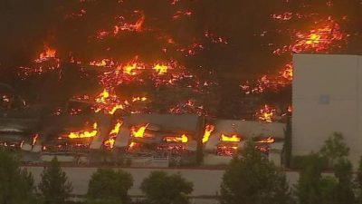 حريق هائل يلتهم مستودعات شركة “أمازون” جنوب كاليفورنيا