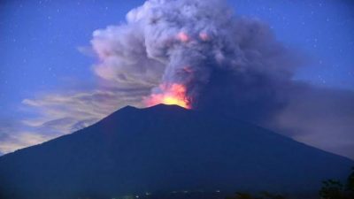 “بركان جبل ميرابي بإندونيسيا” يثور وينفث أعمدة الرماد لارتفاع “٦” كيلو متراً