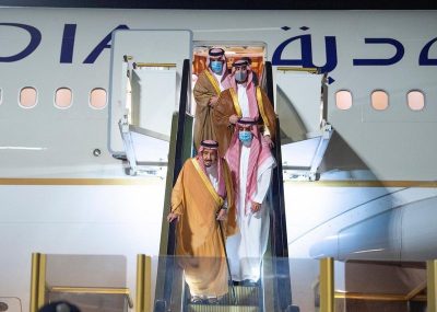 الملك سلمان يغادر الرياض ويصل إلى نيوم