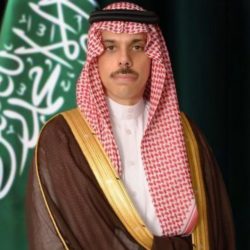 نائب أمير الرياض يقدم العزاء لأسرة الهزاني