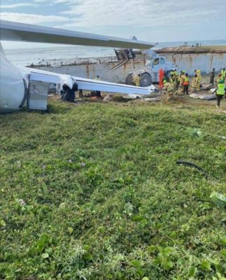 طائرة تصطدم بجدار في مطار مقديشو