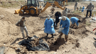 العراق .. العثور على مقبرة جماعية تضم رفات 50 شخصا قضوا على يد “داعش”