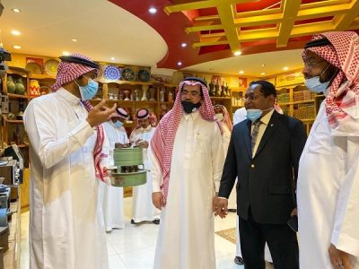 السفير المالديفي يزور متحف المناخة بأملج وقصر الامارة القديم