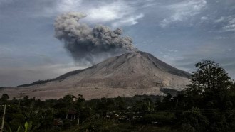 إندونيسيا.. الآلاف يفرون من ثوران بركاني والرماد يرتفع إلى 4 آلاف متر