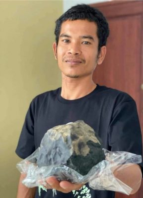 شاب “إندونيسي” يتحول من صانع توابيت إلى مليونير بعد سقوط نيزك على منزله