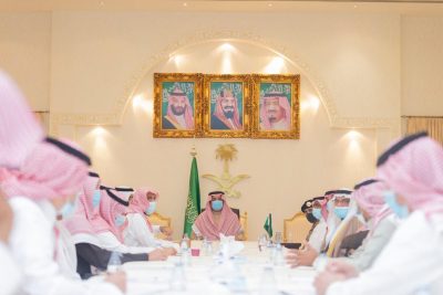 الأمير منصور بن سعد يناقش مبادرة الزواج الجماعي الأول بحفر الباطن