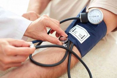 لهذا السبب ينصح الأطباء بقياس ضغط الدم في الذراعين
