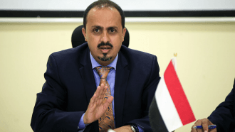 وزير الإعلام اليمني يتهم الحوثيين باستغلال مطار صنعاء لتخزين وتطوير الأسلحة بإشراف إيراني