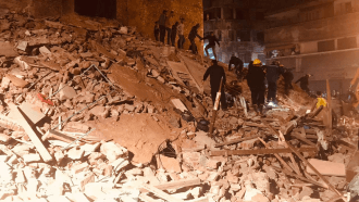 مصرع 3 مصريين إثر انهيار بناء قديم في الإسكندرية