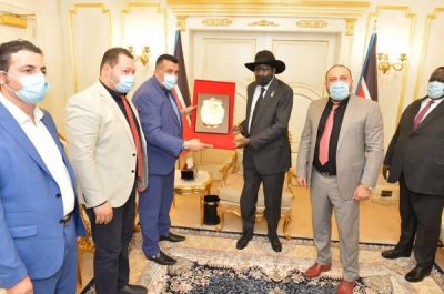 محمد العرب يسلم رئيس جنوب السودان وسام السلام من منظمة سلام بلا حدود