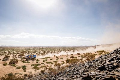 الإسباني “كارلوس ساينز” يبدأ حملة الدفاع عن اللقب بتصدّر المرحلة الأولى من داكار السعودية 2021