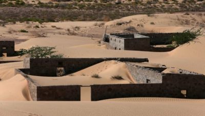 عمانيون يسعون لإحياء قرية طمستها الرمال قبل 30 عاماً