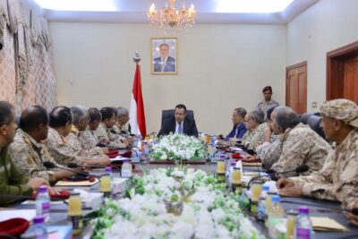 رئيس الوزراء اليمني يجتمع مع قيادة المنطقة العسكرية الرابعة وعدد من قادة المحاور والألوية