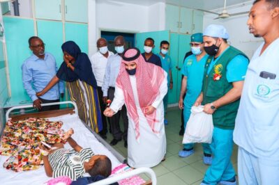 السفير السعودي بجيبوتي يزور مستشفى “بيلتييه” العام لمتابعة جهود مركز الملك سلمان الإغاثي