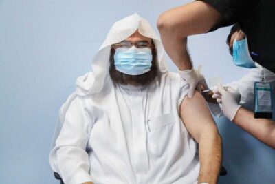 “السديس” يتلقى الجرعة الأولى من لقاح كورونا، ويؤكد أن القيادة الرشيدة تبذل جهوداً استثنائية لتوفير اللقاحات